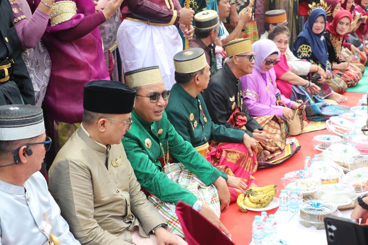 Bupati dan Wakil Bupati Luwu Utara Hadiri Prosesi Adat Mappangngolo Lise Rakki di Istana Kedatuan Luwu